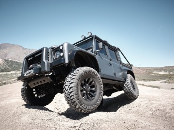 Land Rover Defender &ndash; W stylu Bonda